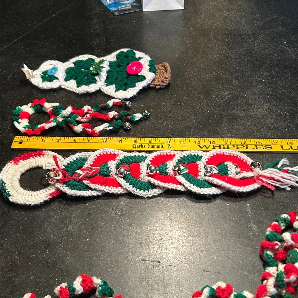 4 piece Lot Hand Crocheted Christmas Decor 2 Wall Hangers & Yards of Garland MCM